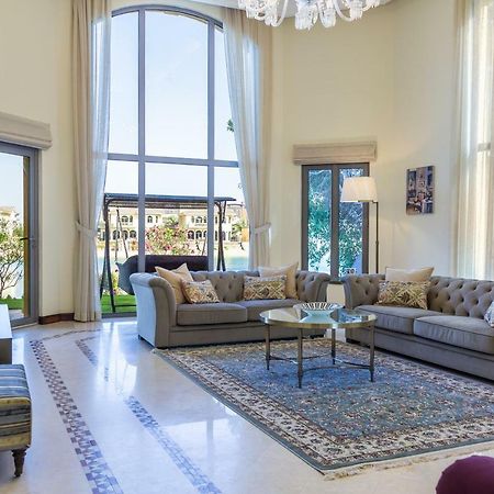 Chic 4Br Villa With Assistant Room And Private Pool On Palm Jumeirah By Deluxe Holiday Homes Dubaj Exteriér fotografie