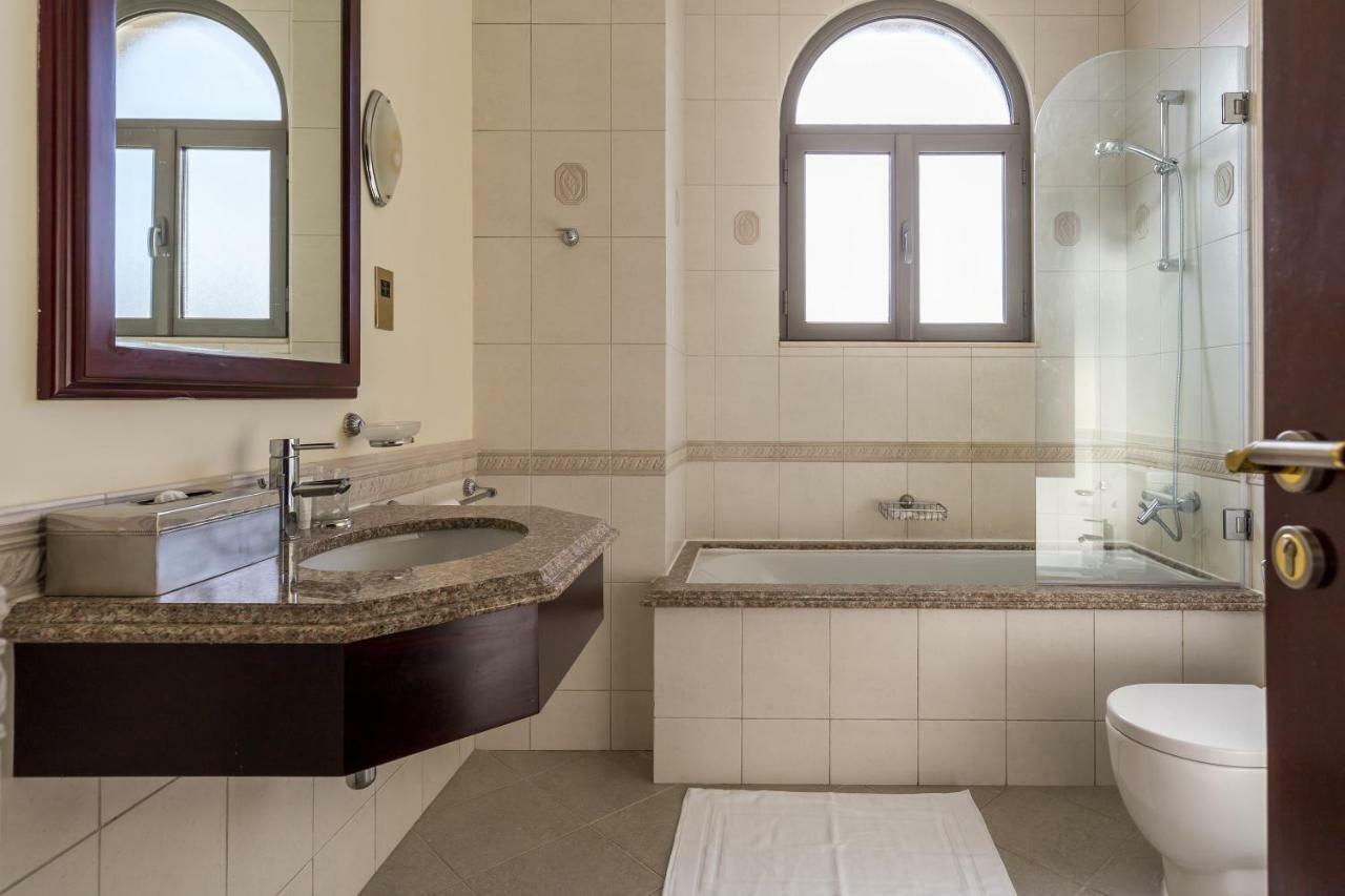 Chic 4Br Villa With Assistant Room And Private Pool On Palm Jumeirah By Deluxe Holiday Homes Dubaj Exteriér fotografie