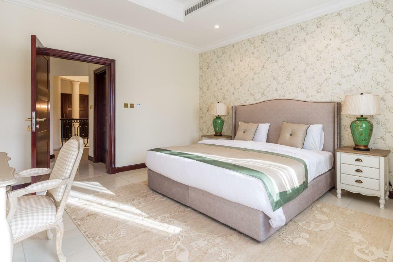 Chic 4Br Villa With Assistant Room And Private Pool On Palm Jumeirah By Deluxe Holiday Homes Dubaj Exteriér fotografie