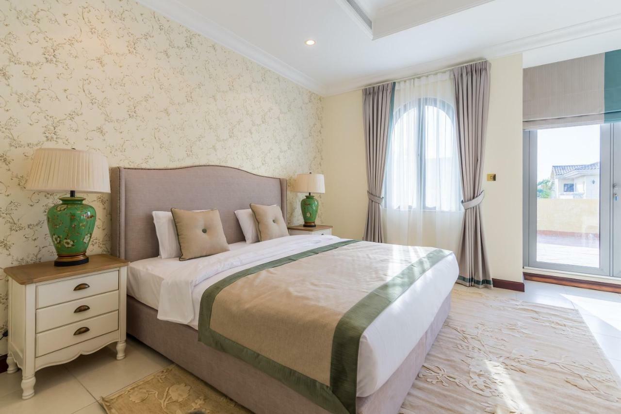 Chic 4Br Villa With Assistant Room And Private Pool On Palm Jumeirah By Deluxe Holiday Homes Dubaj Exteriér fotografie